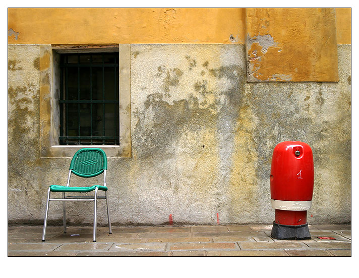 'Hydrant und Stuhl' von Kurt Salzmann