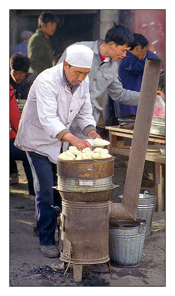 'Frühstückzeit,  Jiaozi Küche am Bushof in Korla, China' von Kurt Salzmann