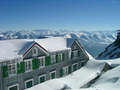 Bergasthaus im Schnee